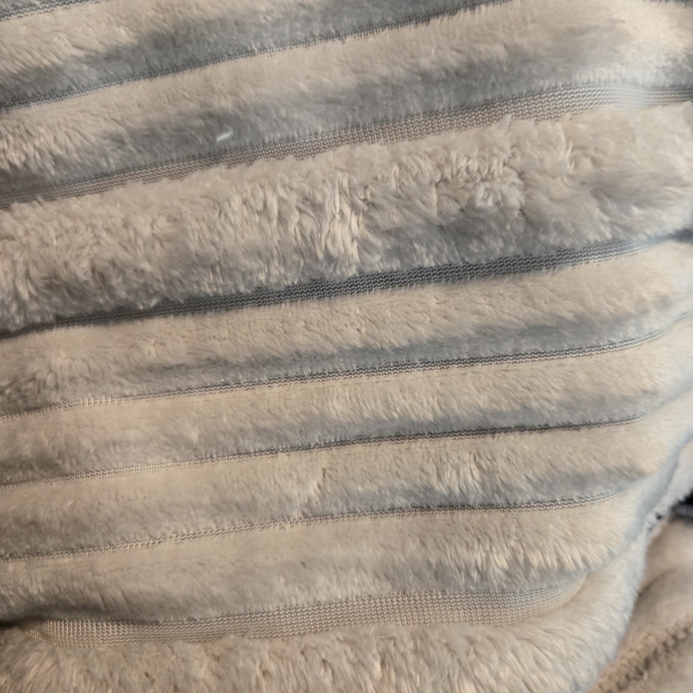 Plush Gray Throw Blanket - Picture 4 of 6